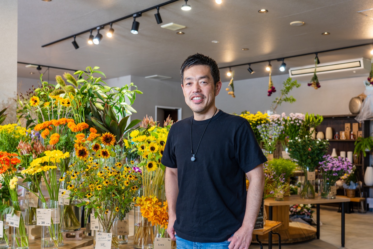 花屋の店内に立つ山﨑年起